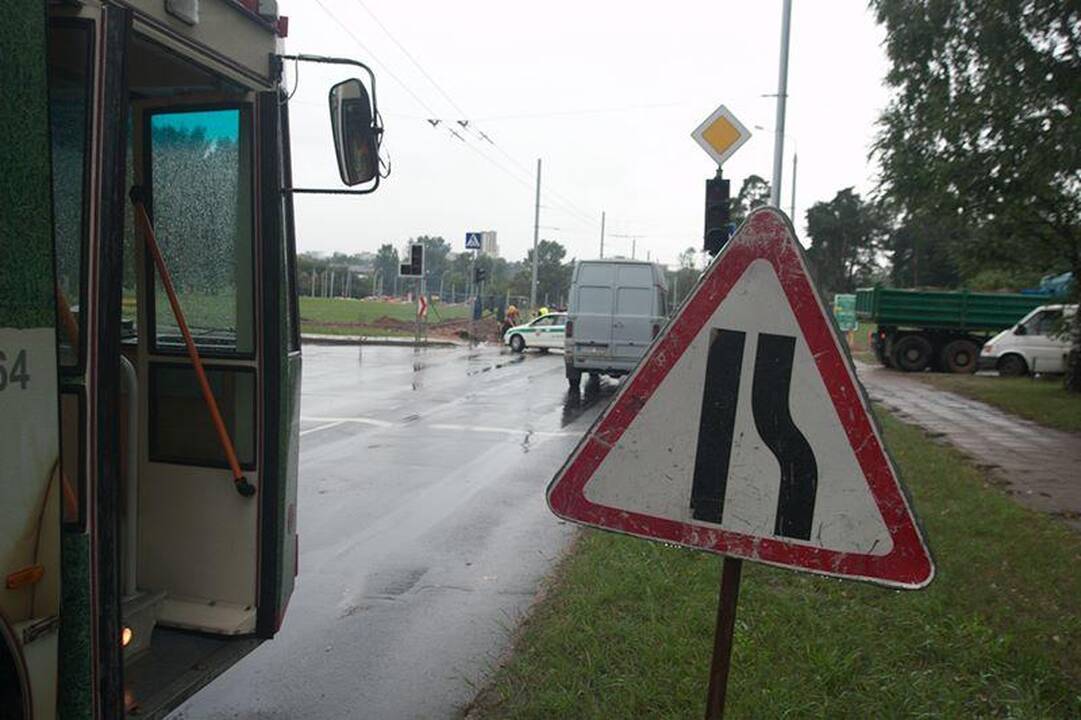 Prasivėrus duobei Antakalnyje sustabdytas eismas