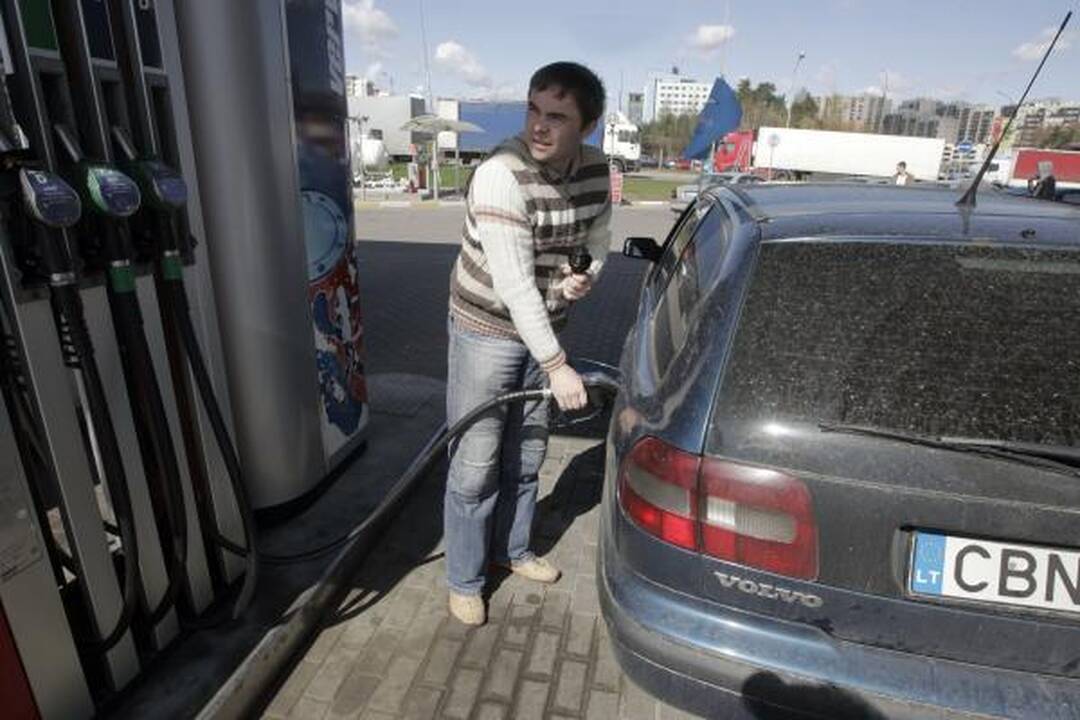 Protestuojantys vairuotojai blokavo degalines