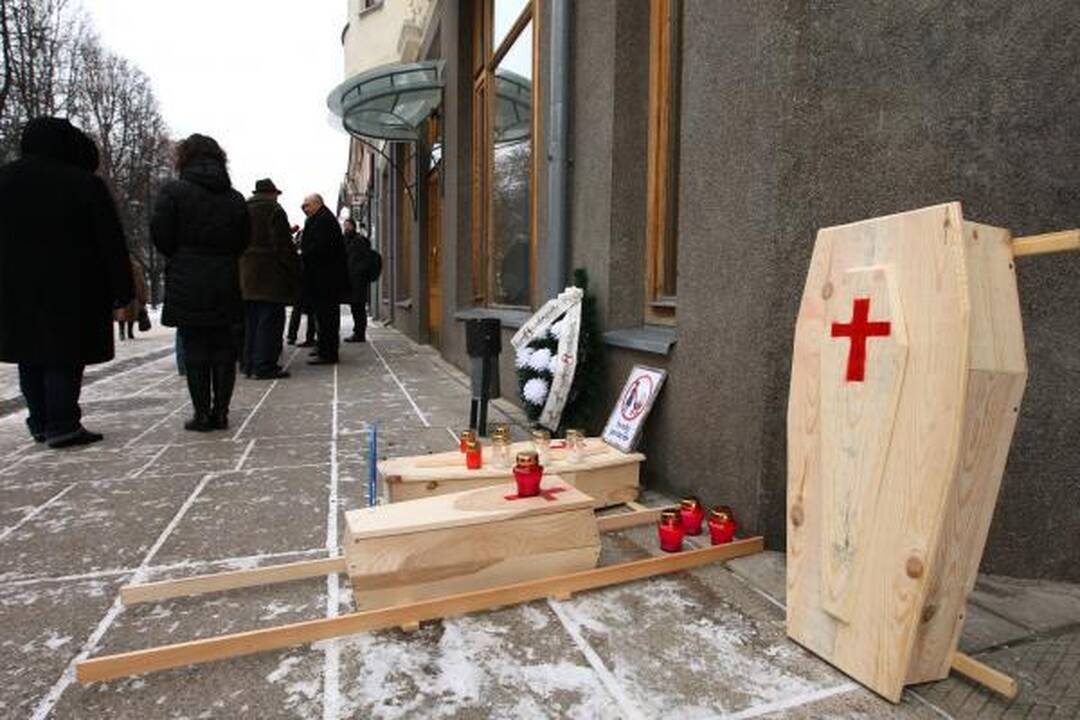 Prie prokuratūros - karstai ir vainikai (papildyta)