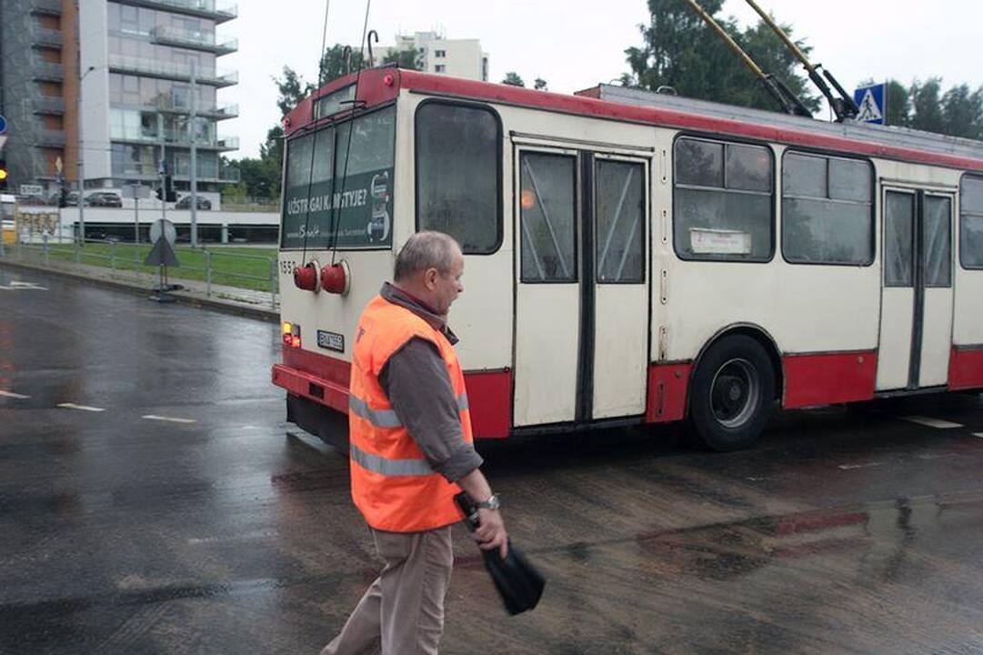 Prasivėrus duobei Antakalnyje sustabdytas eismas