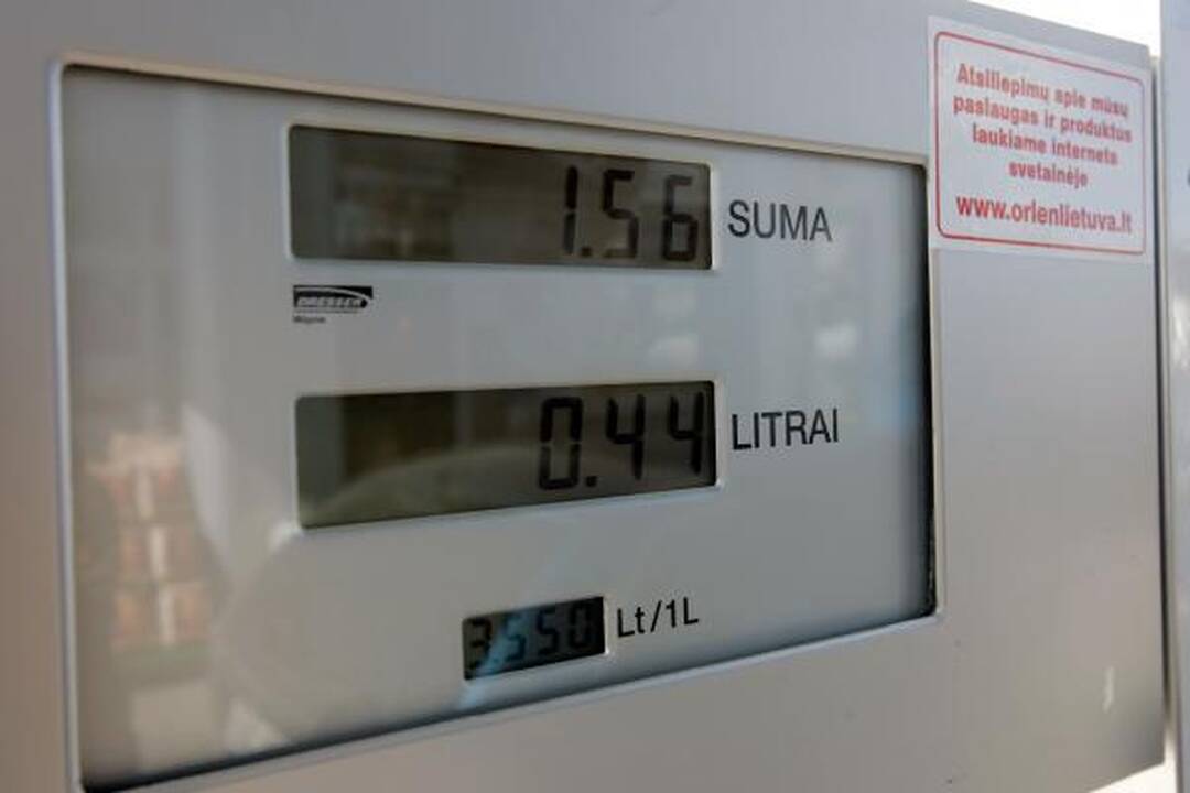 Protestuojantys vairuotojai blokavo degalines