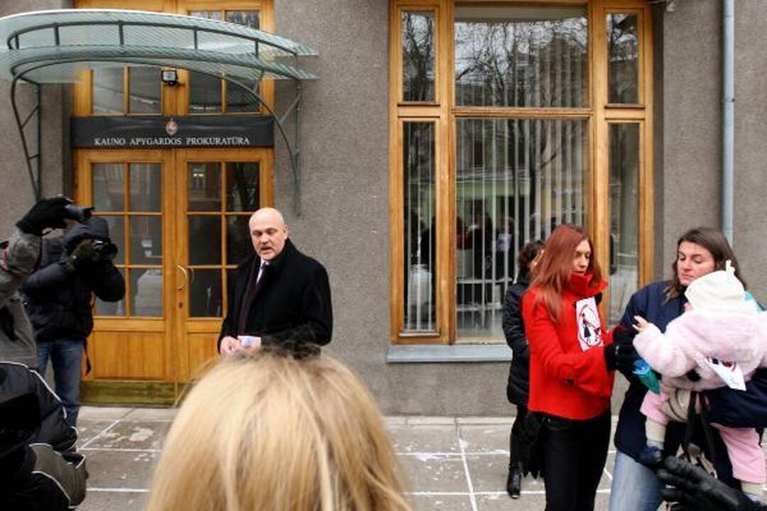 Prie prokuratūros - karstai ir vainikai (papildyta)