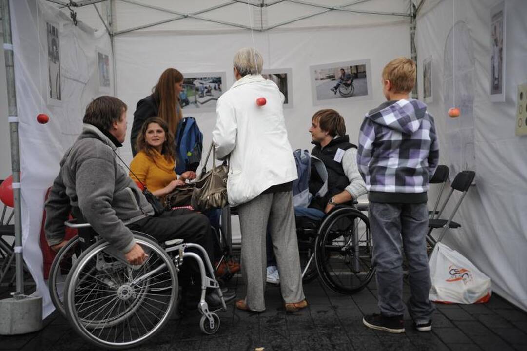 Neįgalieji sveikuosius mokė tolerancijos