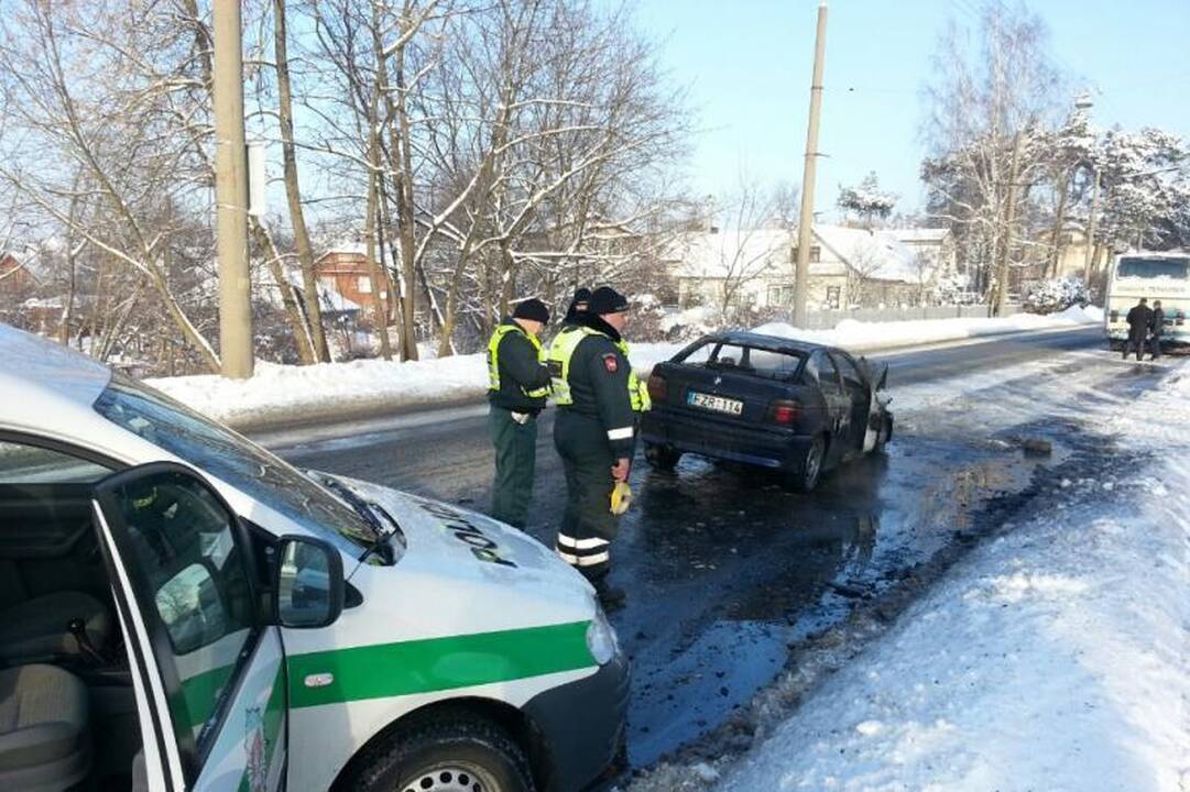 Po smūgio į autobusą BMW supleškėjo, vairuotoja teisinosi karščiavimu 