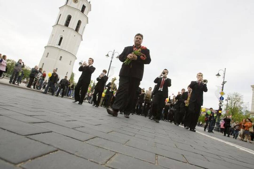 Veteranų eitynes Vilniuje lydėjo priešiški šūkiai (papildyta 15.50 val.)