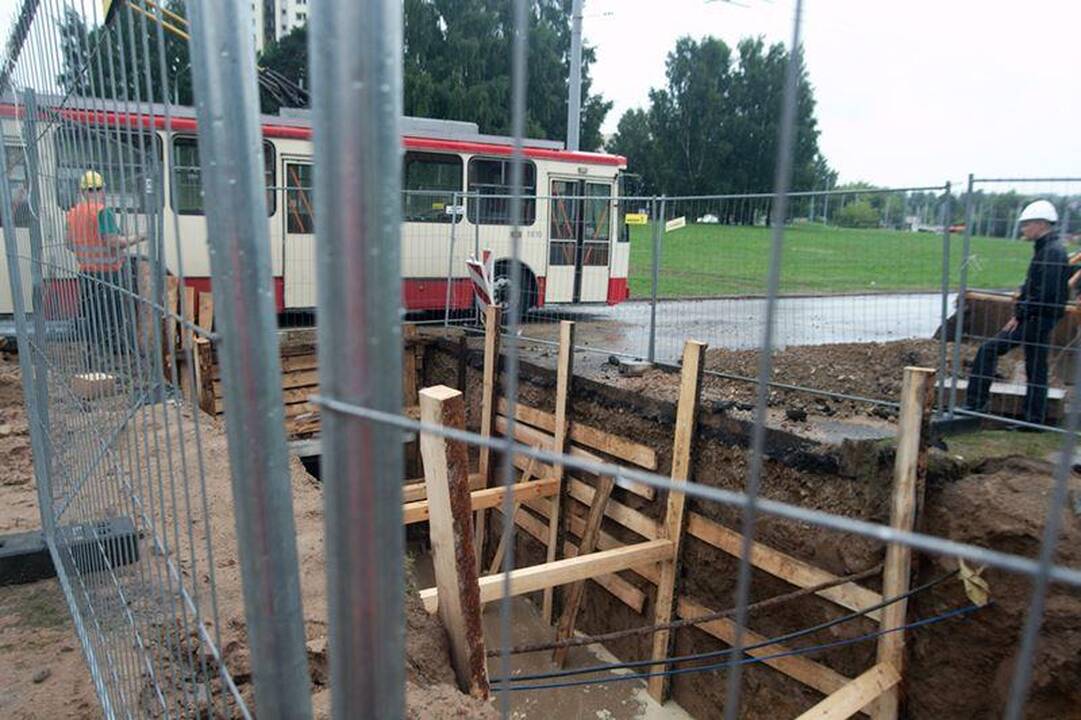 Prasivėrus duobei Antakalnyje sustabdytas eismas