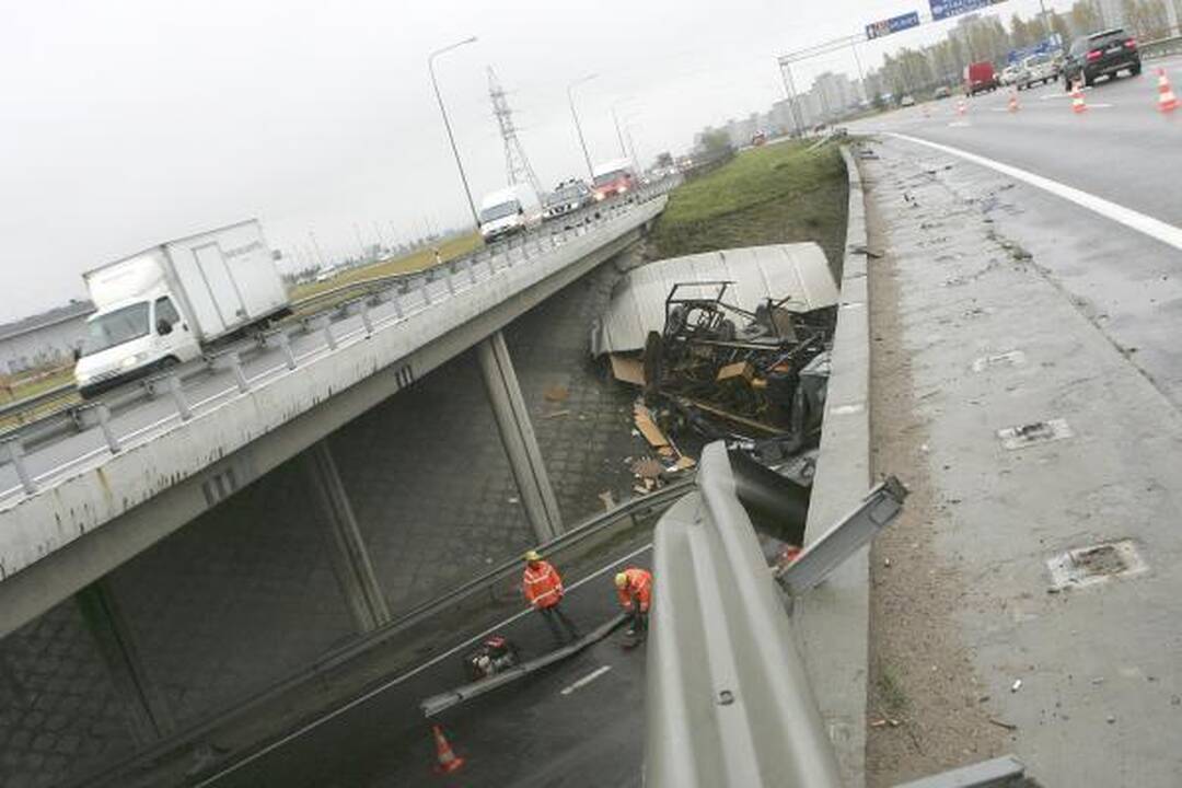 Kaune nuo viaduko nugarmėjo sunkvežimis, aukų išvengta (papildyta)