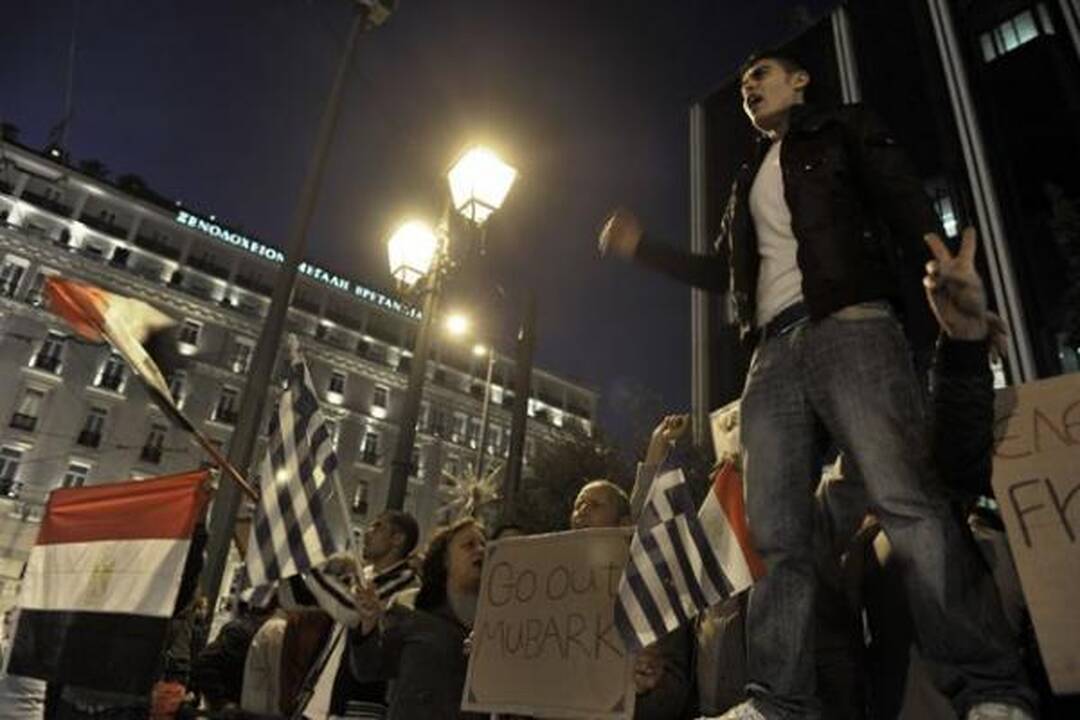 Protesto akcijos Egipte plečiasi, kareiviai blokuoja priėjimus prie prezidento rūmų