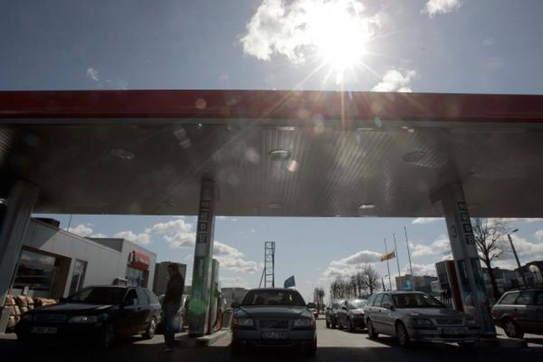 Protestuojantys vairuotojai blokavo degalines