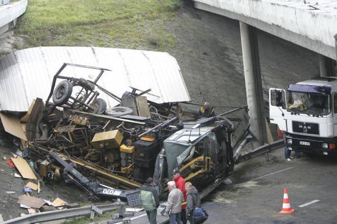 Kaune nuo viaduko nugarmėjo sunkvežimis, aukų išvengta (papildyta)