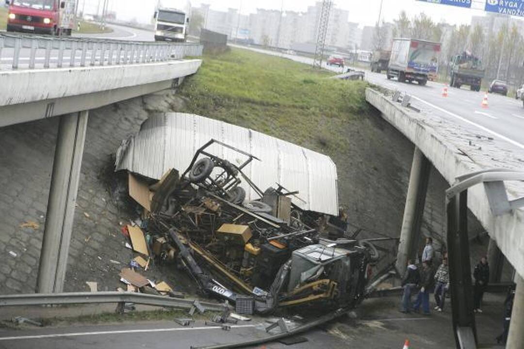 Kaune nuo viaduko nugarmėjo sunkvežimis, aukų išvengta (papildyta)