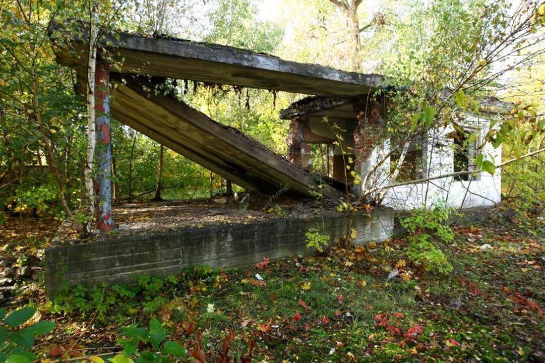 Griuvėsiuose prispaustą vyrą gelbėjo mažiausiai pusvalandį