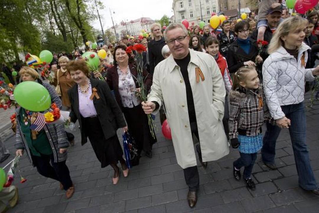 Veteranų eitynes Vilniuje lydėjo priešiški šūkiai (papildyta 15.50 val.)