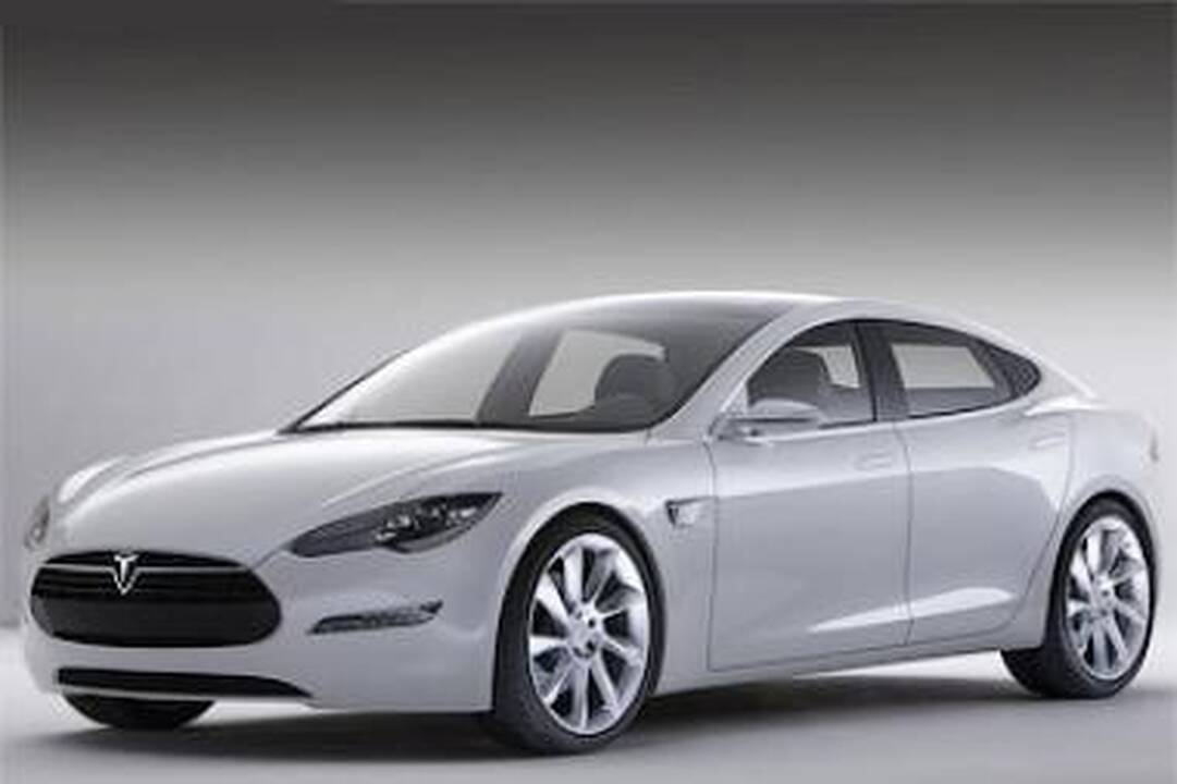 „Tesla“ pristatė antrą elektromobilį