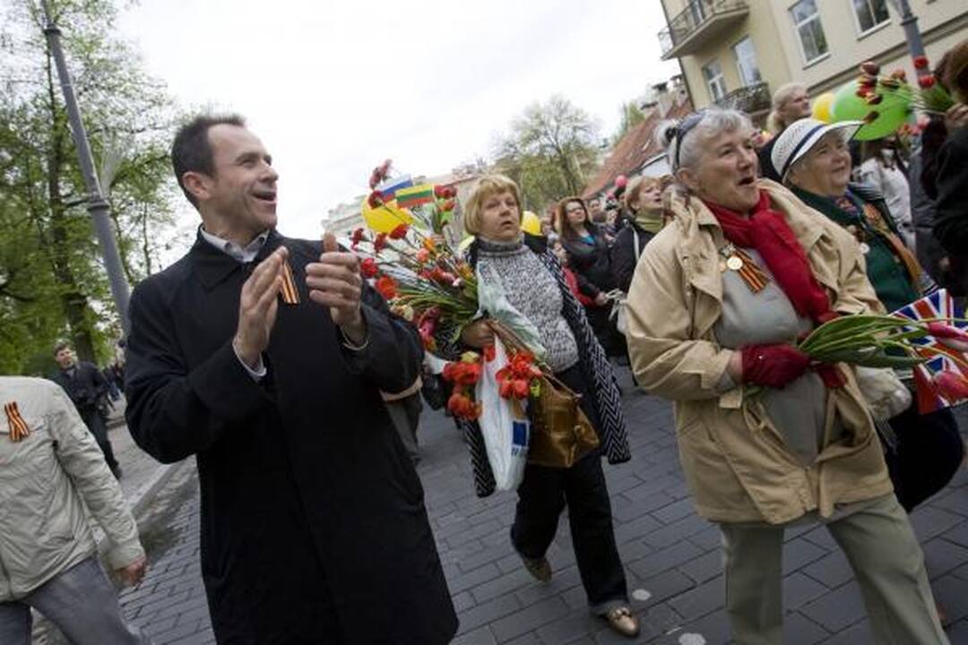 Veteranų eitynes Vilniuje lydėjo priešiški šūkiai (papildyta 15.50 val.)