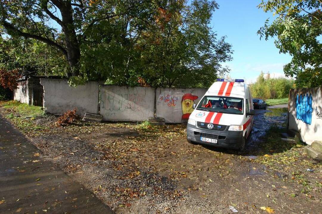 Griuvėsiuose prispaustą vyrą gelbėjo mažiausiai pusvalandį