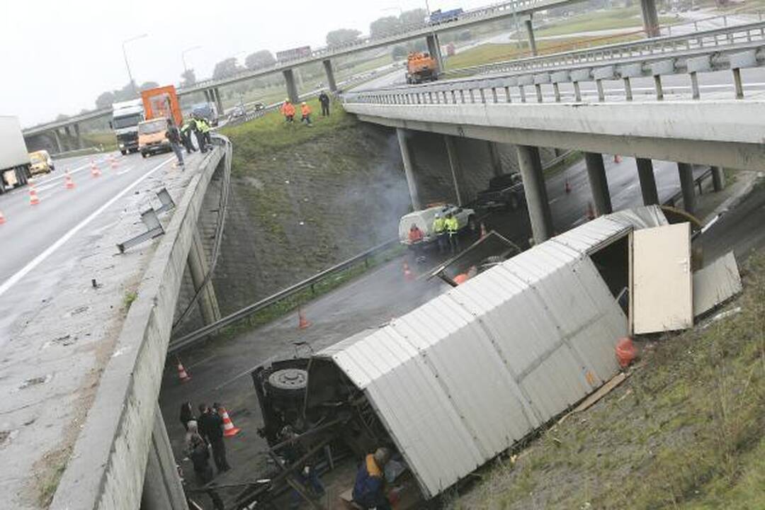 Kaune nuo viaduko nugarmėjo sunkvežimis, aukų išvengta (papildyta)