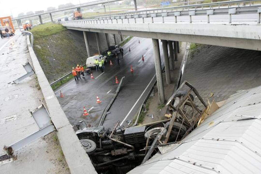 Kaune nuo viaduko nugarmėjo sunkvežimis, aukų išvengta (papildyta)