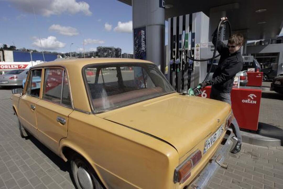 Protestuojantys vairuotojai blokavo degalines