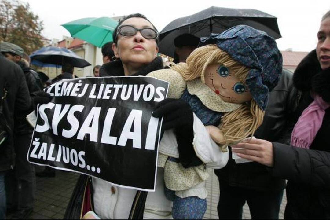 L.Kedienė Prezidentei nunešė protestuotojų reikalavimus (papildyta)
