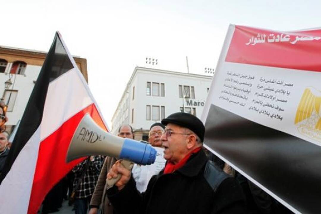 Protesto akcijos Egipte plečiasi, kareiviai blokuoja priėjimus prie prezidento rūmų