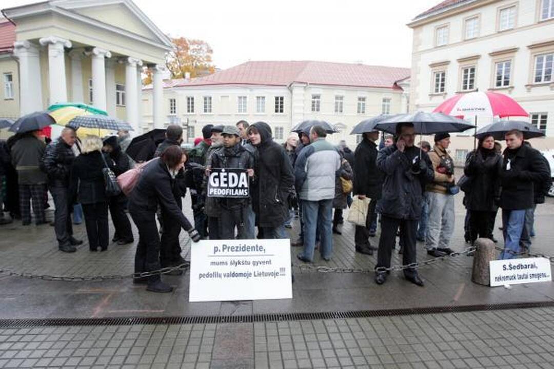 L.Kedienė Prezidentei nunešė protestuotojų reikalavimus (papildyta)