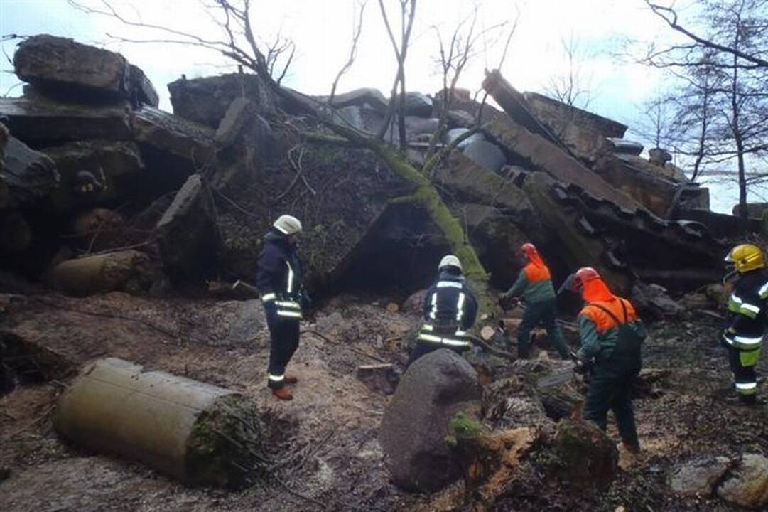 Smiltynėje žuvo betoninio luito prispaustas žmogus (papildyta foto) 