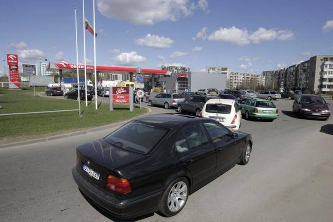 Protestuojantys vairuotojai blokavo degalines