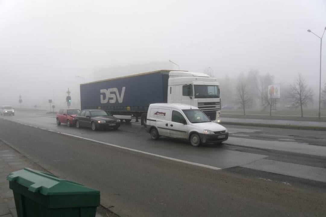 Šilutės plente susidūrė trys lengvieji automobiliai