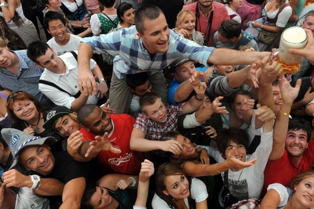 Vokietijoje prasidėjo tradicinė alaus šventė „Oktoberfest“