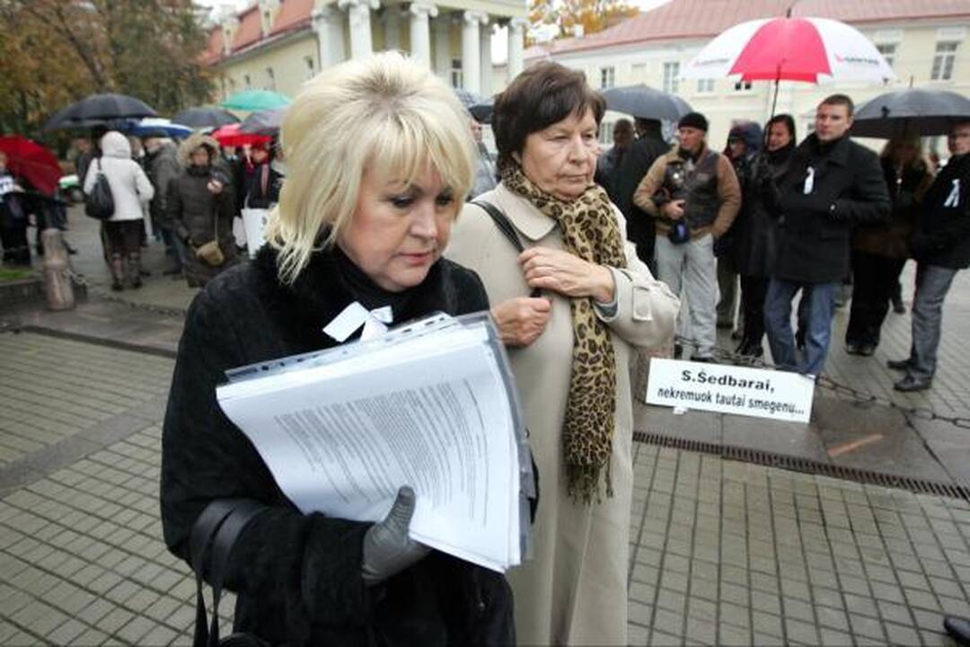 L.Kedienė Prezidentei nunešė protestuotojų reikalavimus (papildyta)