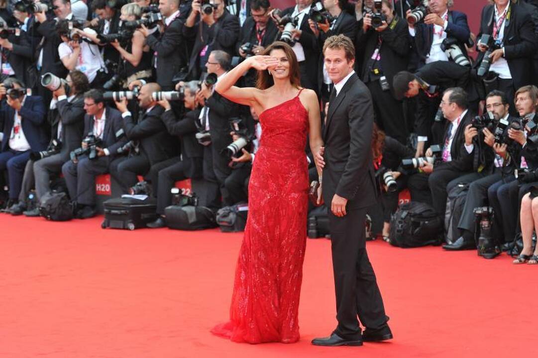 Cindy Crawford tobulos rankos: pratimai, kuriuos turite išbandyti