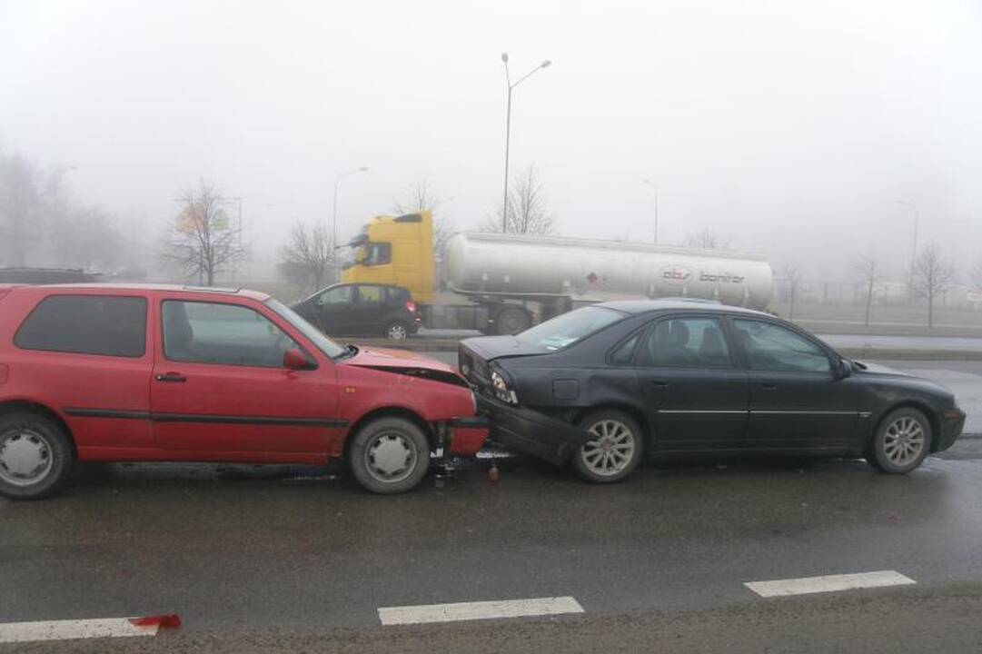 Šilutės plente susidūrė trys lengvieji automobiliai