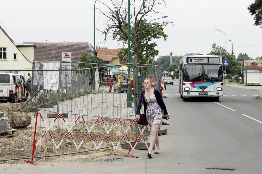 Šaligatvį okupavę rangovai apie keliamą pavojų pranešti nesiteikė