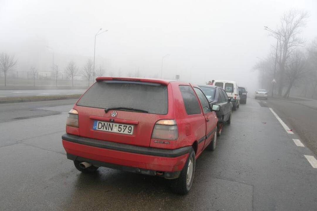 Šilutės plente susidūrė trys lengvieji automobiliai