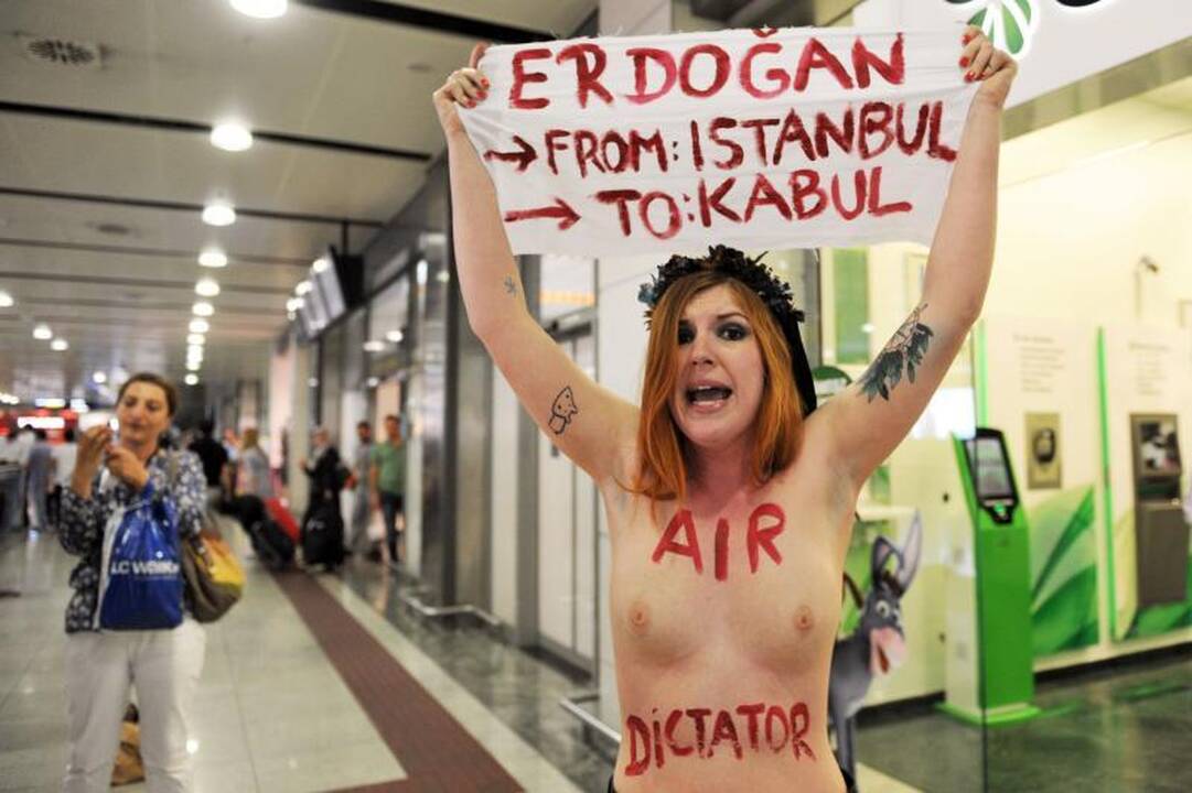 Pusnuogė „Femen“ aktyvistė smerkė Turkijos premjero konservatyvumą