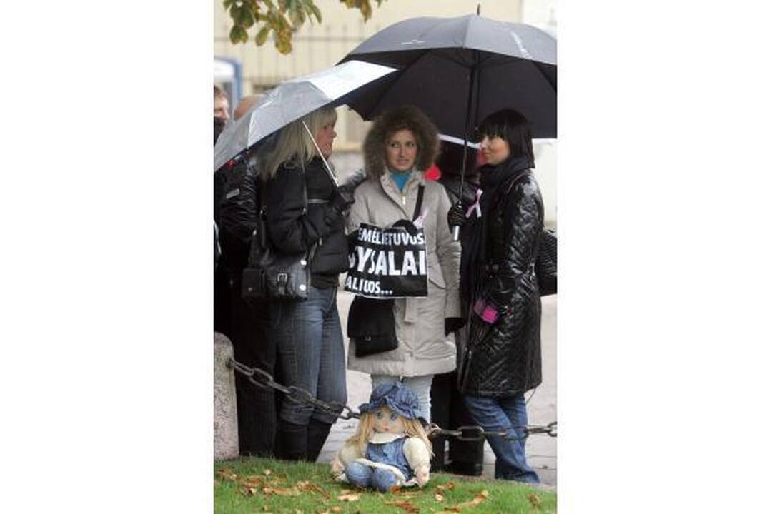 L.Kedienė Prezidentei nunešė protestuotojų reikalavimus (papildyta)
