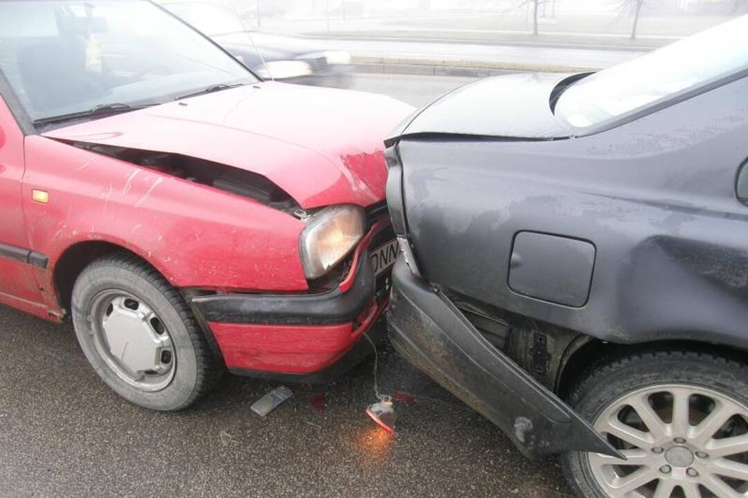 Šilutės plente susidūrė trys lengvieji automobiliai