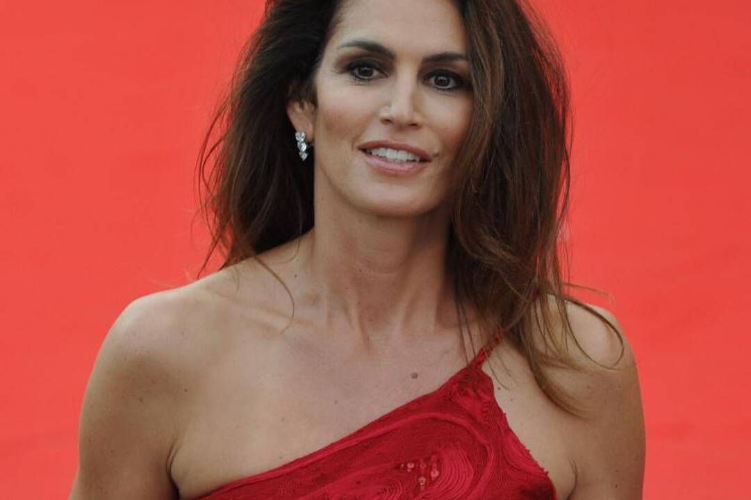 Cindy Crawford tobulos rankos: pratimai, kuriuos turite išbandyti