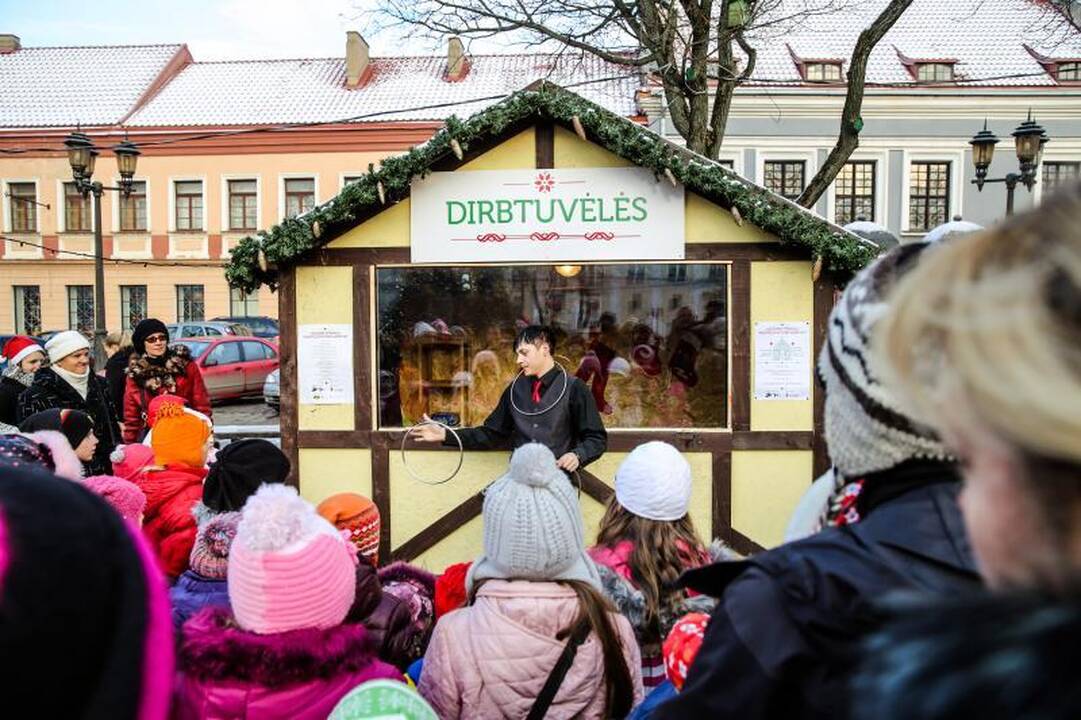 Rotušės aikštėje įsikūrė Kalėdų miestelis