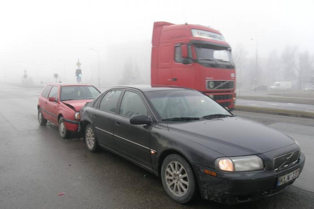 Šilutės plente susidūrė trys lengvieji automobiliai