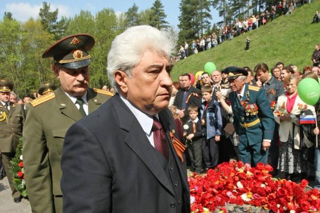 Veteranų eitynes Vilniuje lydėjo priešiški šūkiai (papildyta 15.50 val.)