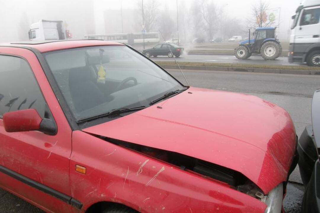 Šilutės plente susidūrė trys lengvieji automobiliai