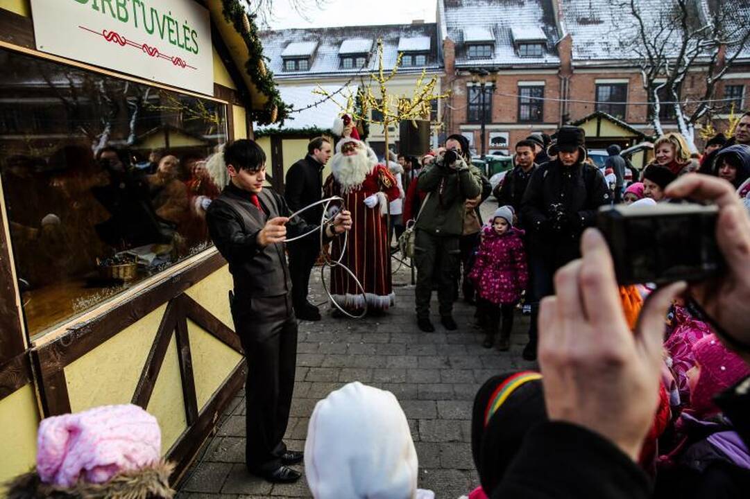Rotušės aikštėje įsikūrė Kalėdų miestelis
