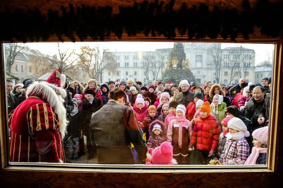Rotušės aikštėje įsikūrė Kalėdų miestelis