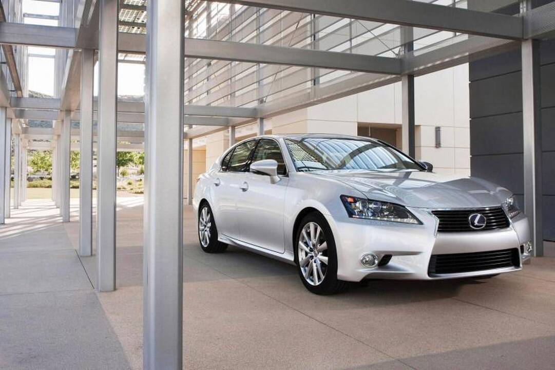 Hibridiniai automobiliai: lietuvių norus nustelbia kaina
