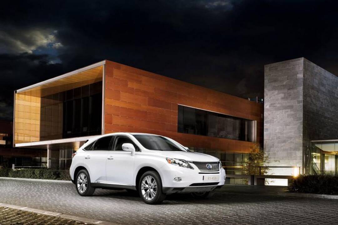 Hibridiniai automobiliai: lietuvių norus nustelbia kaina