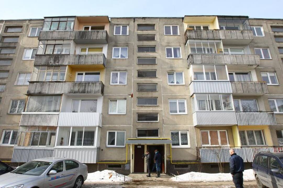 Kauno daugiabutyje degė lova: vyras žuvo, moteris apsinuodijo dūmais