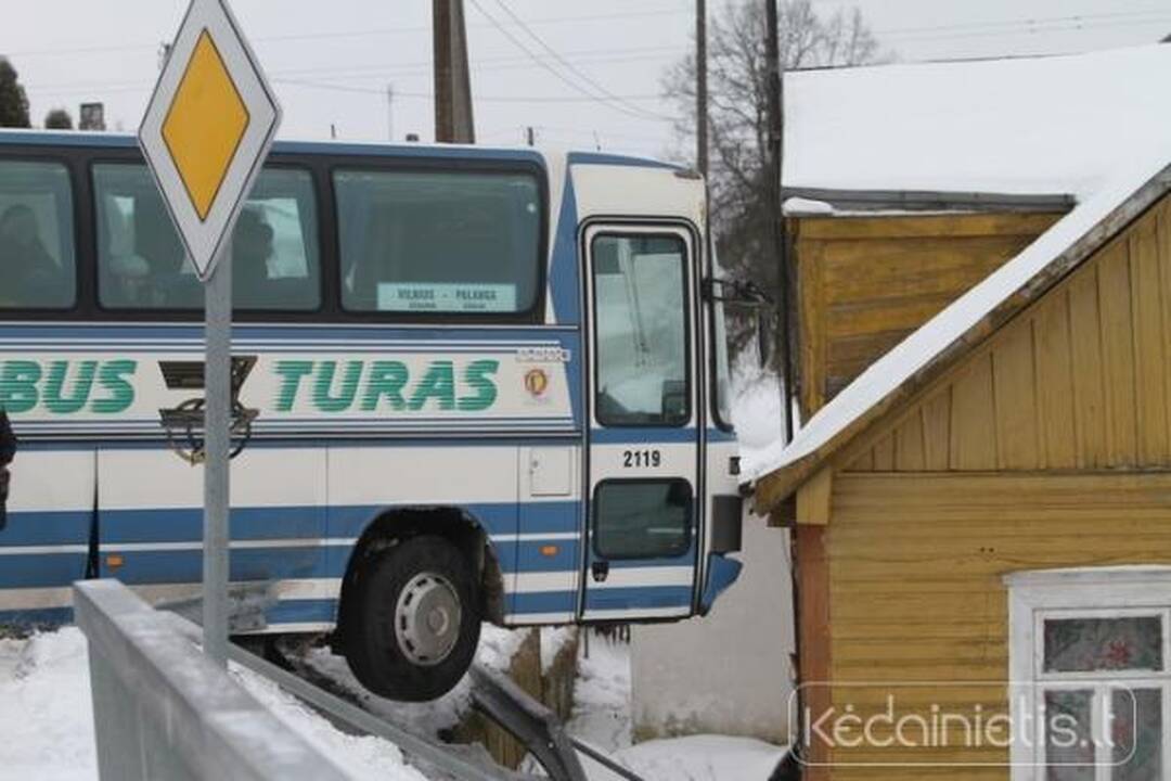 Šėtoje keleivinis autobusas atsitrenkė į namo stogą