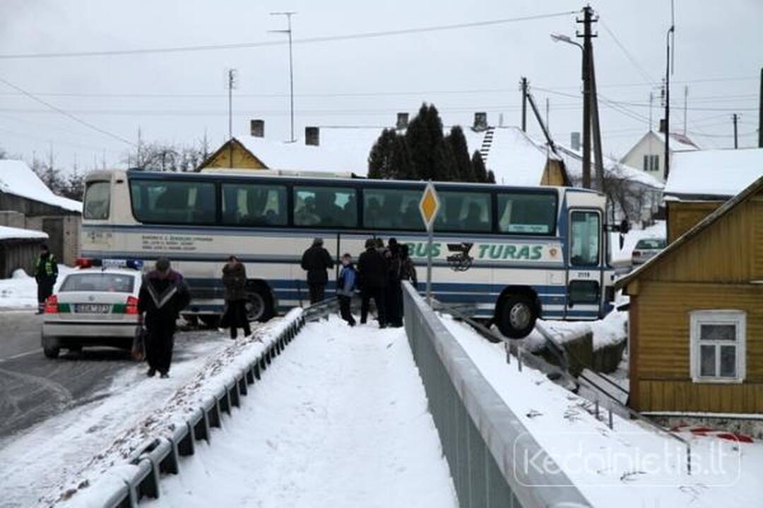 Šėtoje keleivinis autobusas atsitrenkė į namo stogą